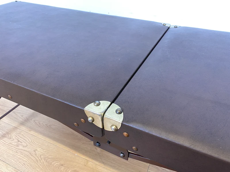 WMK Stilechte & sehr gut erhaltene mobile Mid-Century Massageliege in praktischen mit Kunstleder bezogenem Koffer
