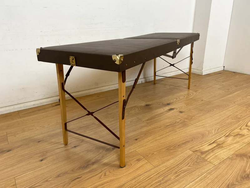 WMK Stilechte & sehr gut erhaltene mobile Mid-Century Massageliege in praktischen mit Kunstleder bezogenem Koffer