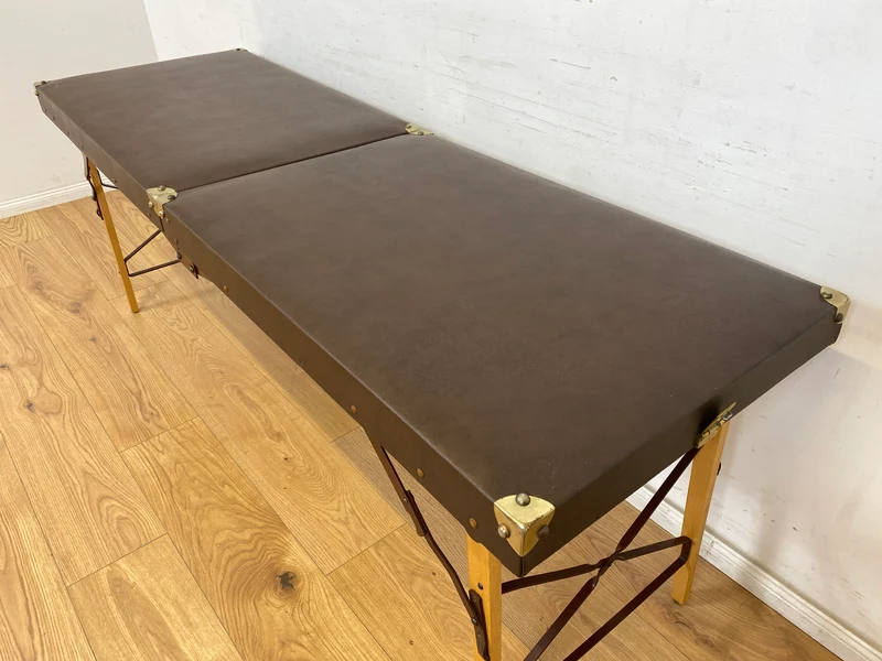 WMK Stilechte & sehr gut erhaltene mobile Mid-Century Massageliege in praktischen mit Kunstleder bezogenem Koffer
