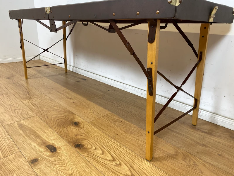 WMK Stilechte & sehr gut erhaltene mobile Mid-Century Massageliege in praktischen mit Kunstleder bezogenem Koffer