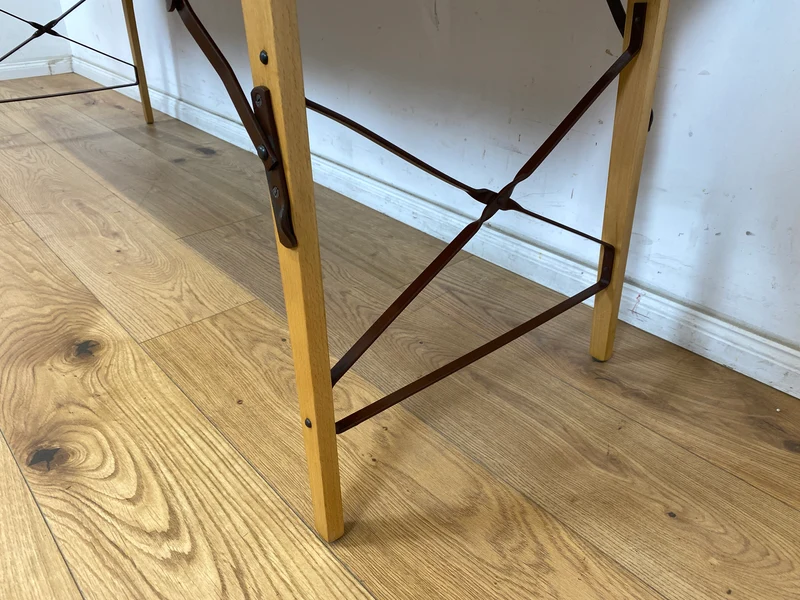 WMK Stilechte & sehr gut erhaltene mobile Mid-Century Massageliege in praktischen mit Kunstleder bezogenem Koffer