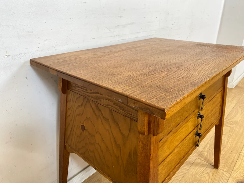 WMK Formschöne und gut erhaltene kleine antike Kommode aus vollem Holz mit Schubladen und schönen Me