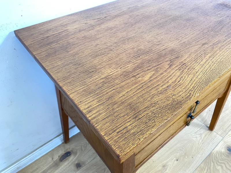 WMK Formschöne und gut erhaltene kleine antike Kommode aus vollem Holz mit Schubladen und schönen Me