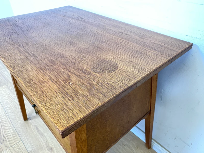 WMK Formschöne und gut erhaltene kleine antike Kommode aus vollem Holz mit Schubladen und schönen Me