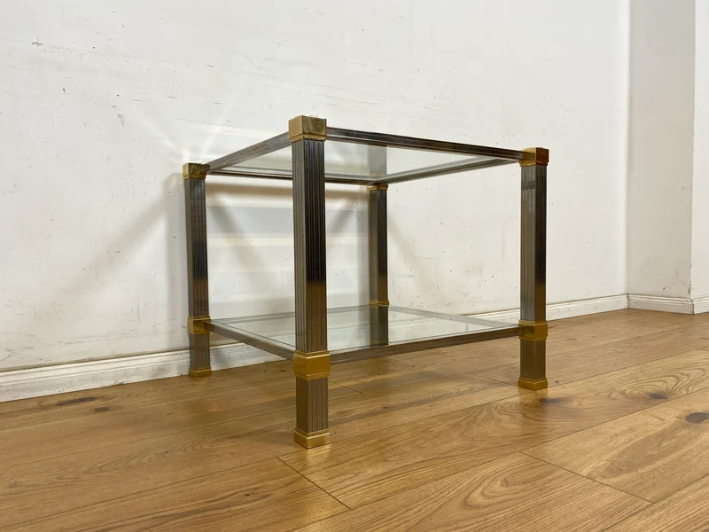 WMK Stilvoller 70er Jahre Designercouchtisch von Pierre Vandelaus Paris aus Messing & Chrom mit geschliffenem Kristallglas und Ablage