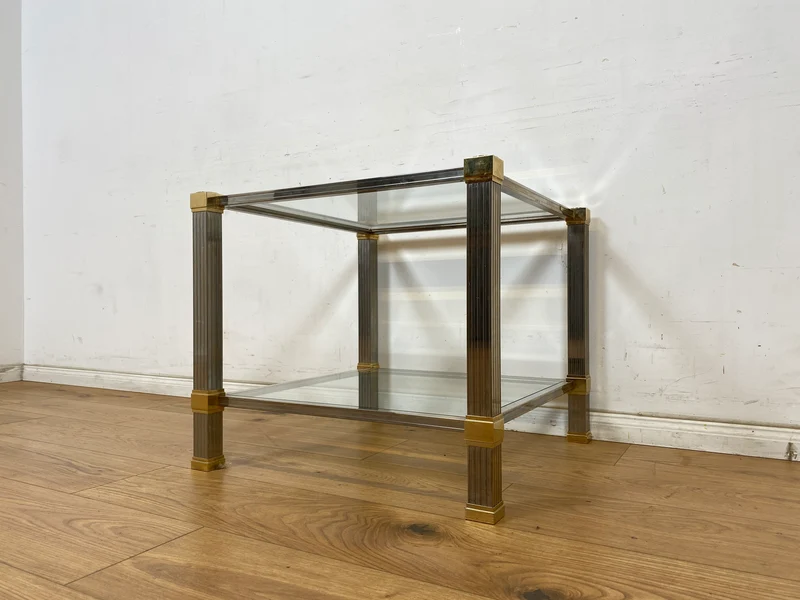 WMK Stilvoller 70er Jahre Designercouchtisch von Pierre Vandelaus Paris aus Messing & Chrom mit geschliffenem Kristallglas und Ablage