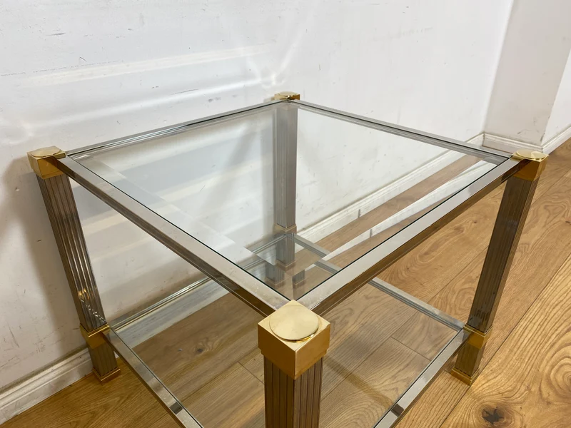 WMK Stilvoller 70er Jahre Designercouchtisch von Pierre Vandelaus Paris aus Messing & Chrom mit geschliffenem Kristallglas und Ablage