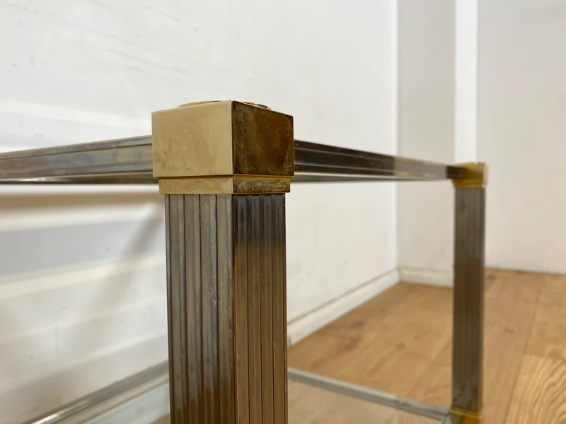 WMK Stilvoller 70er Jahre Designercouchtisch von Pierre Vandelaus Paris aus Messing & Chrom mit geschliffenem Kristallglas und Ablage