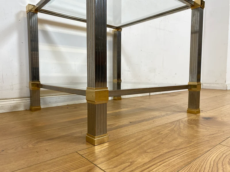 WMK Stilvoller 70er Jahre Designercouchtisch von Pierre Vandelaus Paris aus Messing & Chrom mit geschliffenem Kristallglas und Ablage