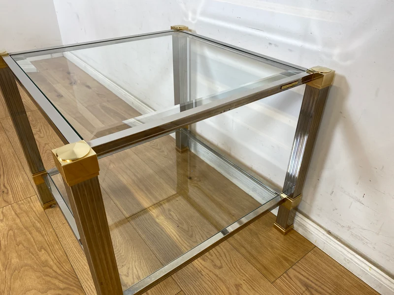 WMK Stilvoller 70er Jahre Designercouchtisch von Pierre Vandelaus Paris aus Messing & Chrom mit geschliffenem Kristallglas und Ablage