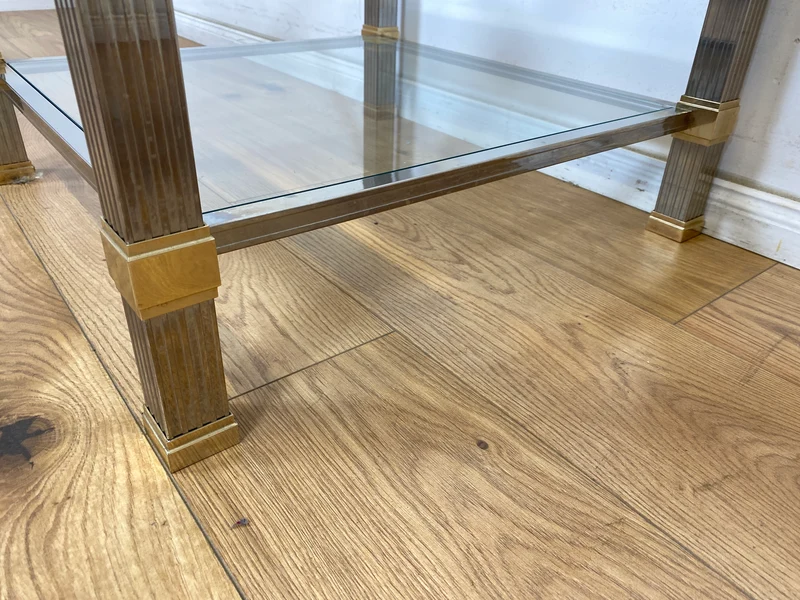 WMK Stilvoller 70er Jahre Designercouchtisch von Pierre Vandelaus Paris aus Messing & Chrom mit geschliffenem Kristallglas und Ablage