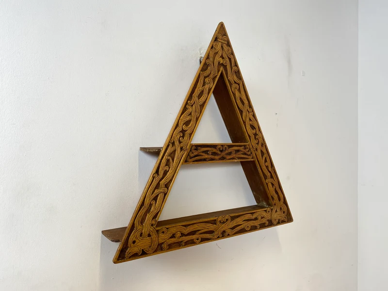 WMK Rares und gut erhaltenes Dänisches Volkskunst Amager Wandregal aus Holz, handgemacht & handgeschnitzt mit Nordischen Runen