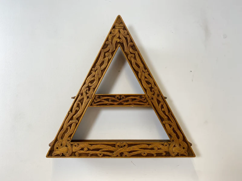 WMK Rares und gut erhaltenes Dänisches Volkskunst Amager Wandregal aus Holz, handgemacht & handgeschnitzt mit Nordischen Runen