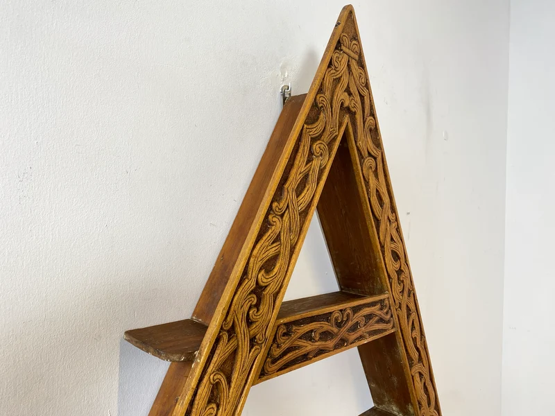 WMK Rares und gut erhaltenes Dänisches Volkskunst Amager Wandregal aus Holz, handgemacht & handgeschnitzt mit Nordischen Runen