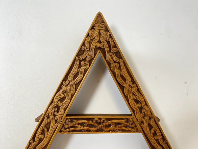 WMK Rares und gut erhaltenes Dänisches Volkskunst Amager Wandregal aus Holz, handgemacht & handgeschnitzt mit Nordischen Runen