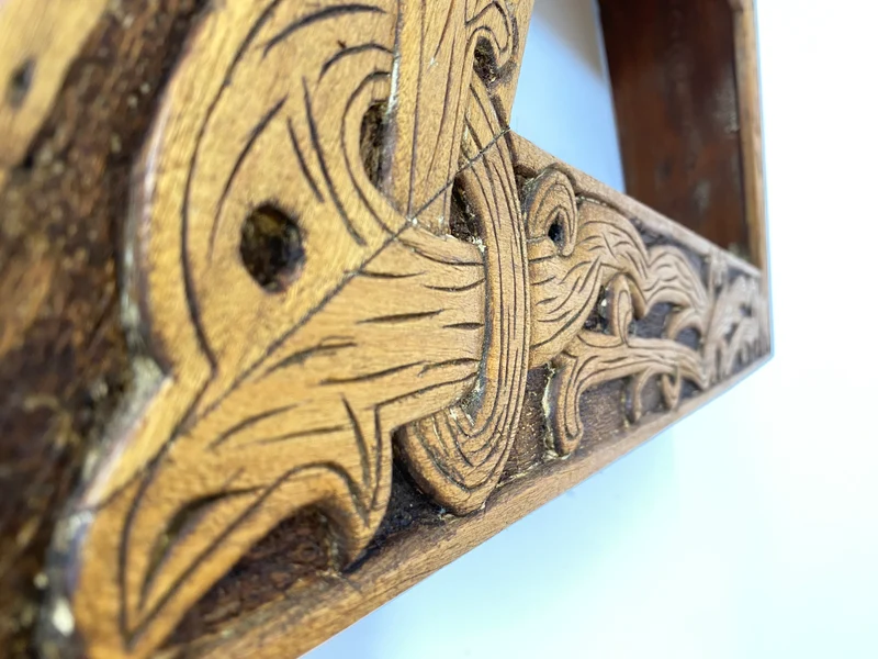 WMK Rares und gut erhaltenes Dänisches Volkskunst Amager Wandregal aus Holz, handgemacht & handgeschnitzt mit Nordischen Runen