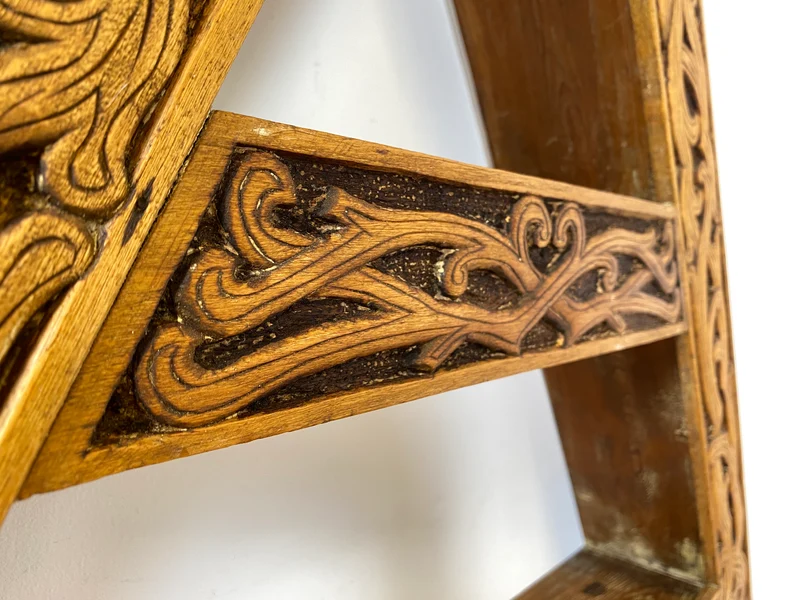 WMK Rares und gut erhaltenes Dänisches Volkskunst Amager Wandregal aus Holz, handgemacht & handgeschnitzt mit Nordischen Runen