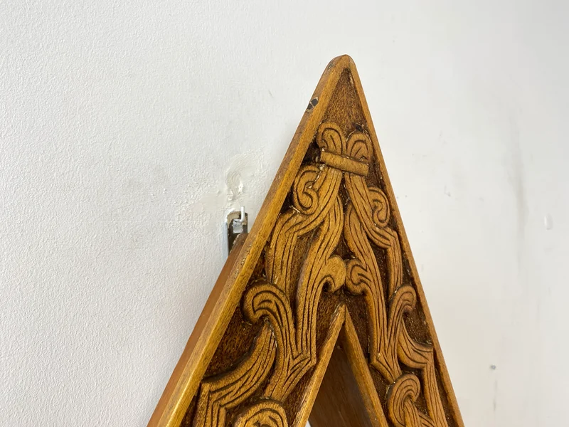 WMK Rares und gut erhaltenes Dänisches Volkskunst Amager Wandregal aus Holz, handgemacht & handgeschnitzt mit Nordischen Runen