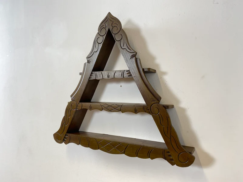 WMK Schönes und gut erhaltenes Dänisches Volkskunst Amager Wandregal aus Holz, handgemacht & handgeschnitzt
