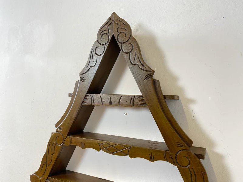WMK Schönes und gut erhaltenes Dänisches Volkskunst Amager Wandregal aus Holz, handgemacht & handgeschnitzt