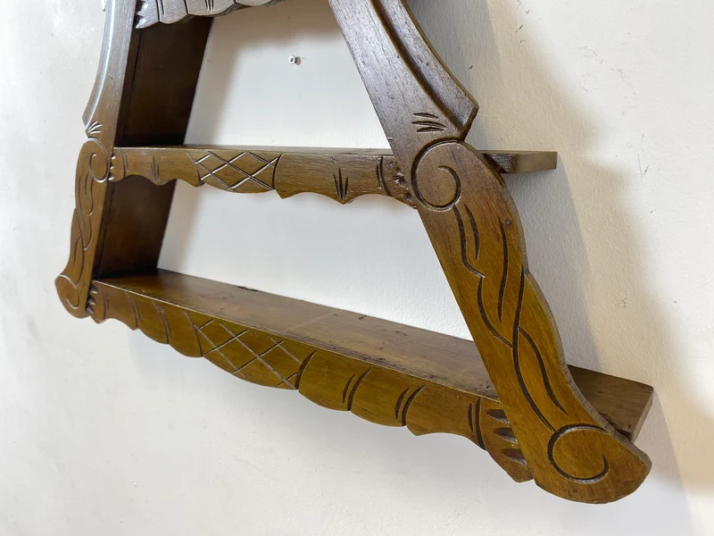 WMK Schönes und gut erhaltenes Dänisches Volkskunst Amager Wandregal aus Holz, handgemacht & handgeschnitzt