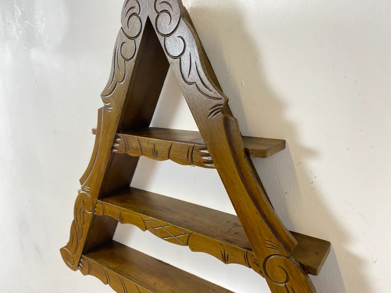 WMK Schönes und gut erhaltenes Dänisches Volkskunst Amager Wandregal aus Holz, handgemacht & handgeschnitzt