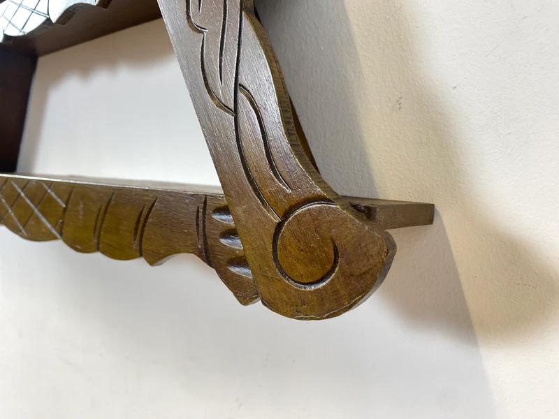 WMK Schönes und gut erhaltenes Dänisches Volkskunst Amager Wandregal aus Holz, handgemacht & handgeschnitzt