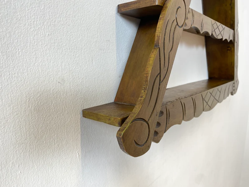 WMK Schönes und gut erhaltenes Dänisches Volkskunst Amager Wandregal aus Holz, handgemacht & handgeschnitzt