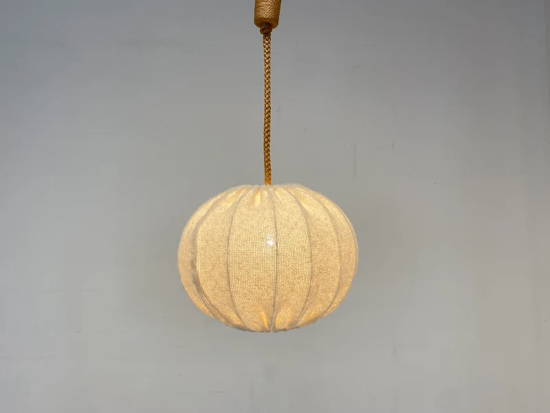 WMK Stilvolle und sehr gut erhaltene große Mid-Century Hängelampe mit Lampenschirm aus natürlichem Wollstoff & Tauwerk Kabelummantelung