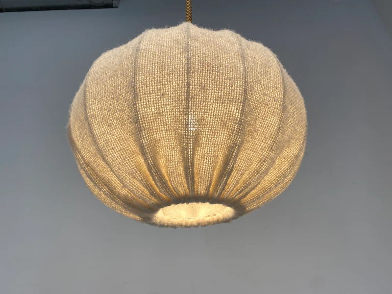 WMK Stilvolle und sehr gut erhaltene große Mid-Century Hängelampe mit Lampenschirm aus natürlichem Wollstoff & Tauwerk Kabelummantelung