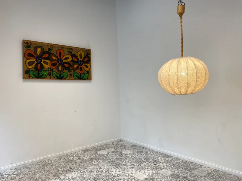 WMK Stilvolle und sehr gut erhaltene große Mid-Century Hängelampe mit Lampenschirm aus natürlichem Wollstoff & Tauwerk Kabelummantelung