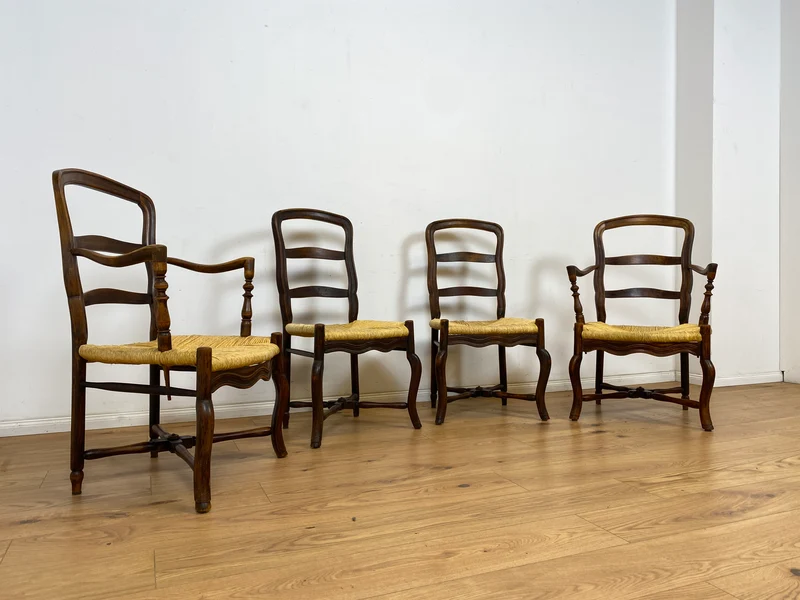 WMK Set aus 4 eleganten und bequemen antiken Esszimmerstühlen aus vollem Holz mit Binsengeflecht und Leiterrückenlehnen