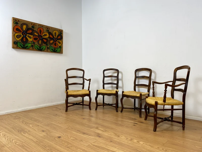 WMK Set aus 4 eleganten und bequemen antiken Esszimmerstühlen aus vollem Holz mit Binsengeflecht und Leiterrückenlehnen