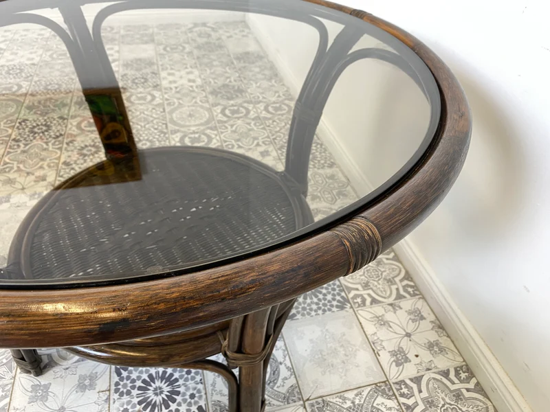 WMK Kultiger runder italienischer Mid-Century Couchtisch in gutem Zustand mit Bambusgestell , intakter Glasplatte & Ablage