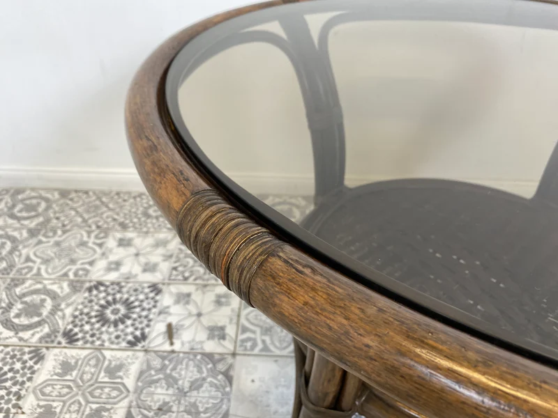WMK Kultiger runder italienischer Mid-Century Couchtisch in gutem Zustand mit Bambusgestell , intakter Glasplatte & Ablage