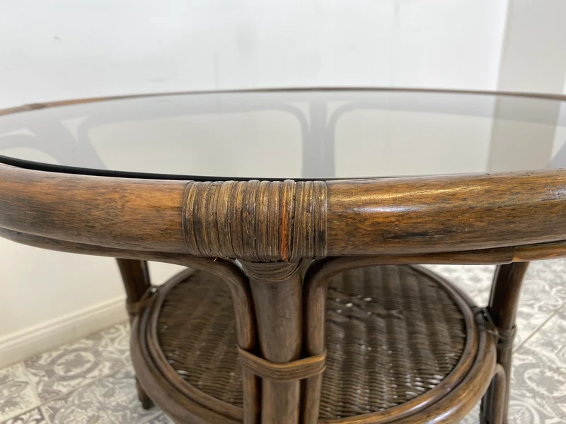 WMK Kultiger runder italienischer Mid-Century Couchtisch in gutem Zustand mit Bambusgestell , intakter Glasplatte & Ablage