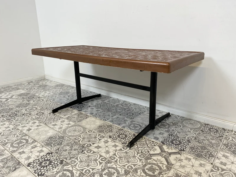 WMK Kultiger jedoch etwas abgenutzter Space Age Couchtisch mit hübscher Tischplatte aus Kunststoff, auch Outdoor geeignet