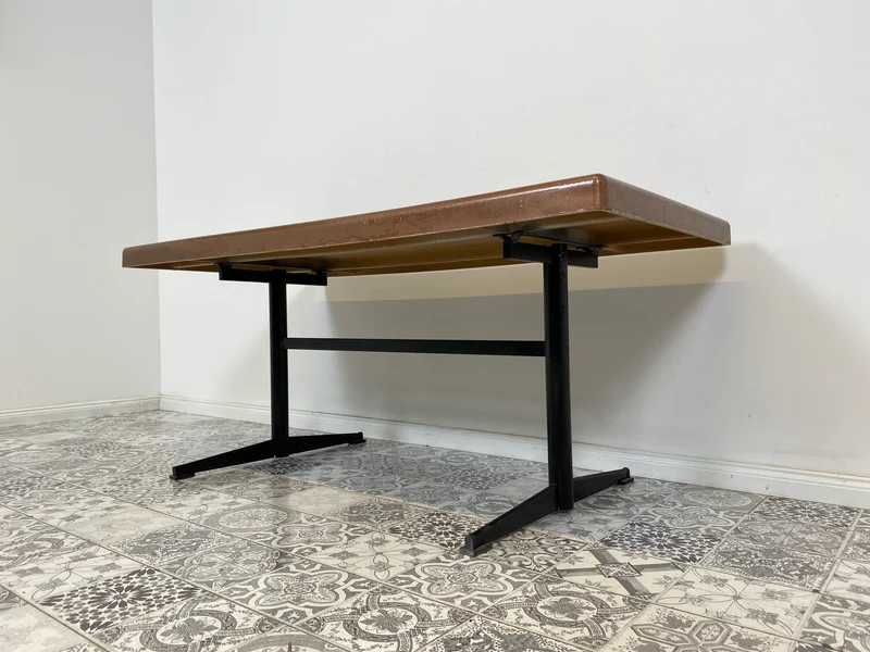 WMK Kultiger jedoch etwas abgenutzter Space Age Couchtisch mit hübscher Tischplatte aus Kunststoff, auch Outdoor geeignet