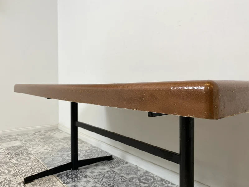 WMK Kultiger jedoch etwas abgenutzter Space Age Couchtisch mit hübscher Tischplatte aus Kunststoff, auch Outdoor geeignet