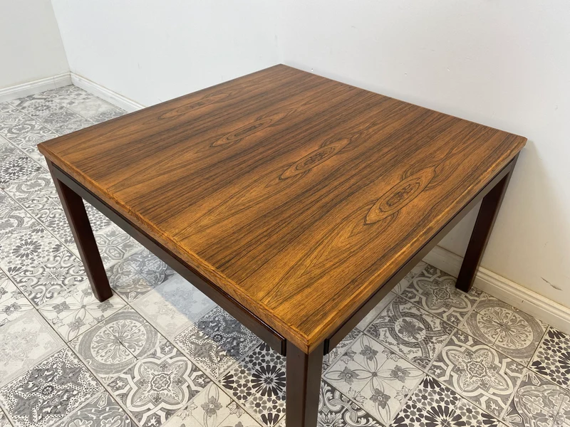 WMK Minimalistischer, sehr gut erhaltener skandinavischer Couchtisch mit edlem Palisander furniert