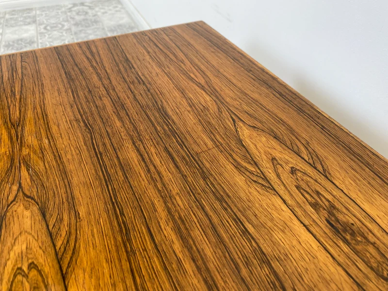 WMK Minimalistischer, sehr gut erhaltener skandinavischer Couchtisch mit edlem Palisander furniert