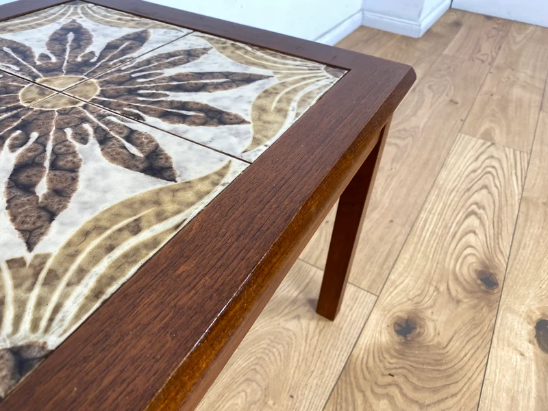 WMK Stilvoller und sehr gut erhaltener sandinavischer Couchtisch in Teakholz mit kunstvoll gestalteten Fliesen