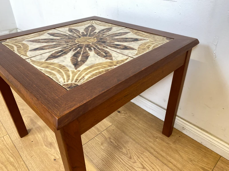 WMK Stilvoller und sehr gut erhaltener sandinavischer Couchtisch in Teakholz mit kunstvoll gestalteten Fliesen