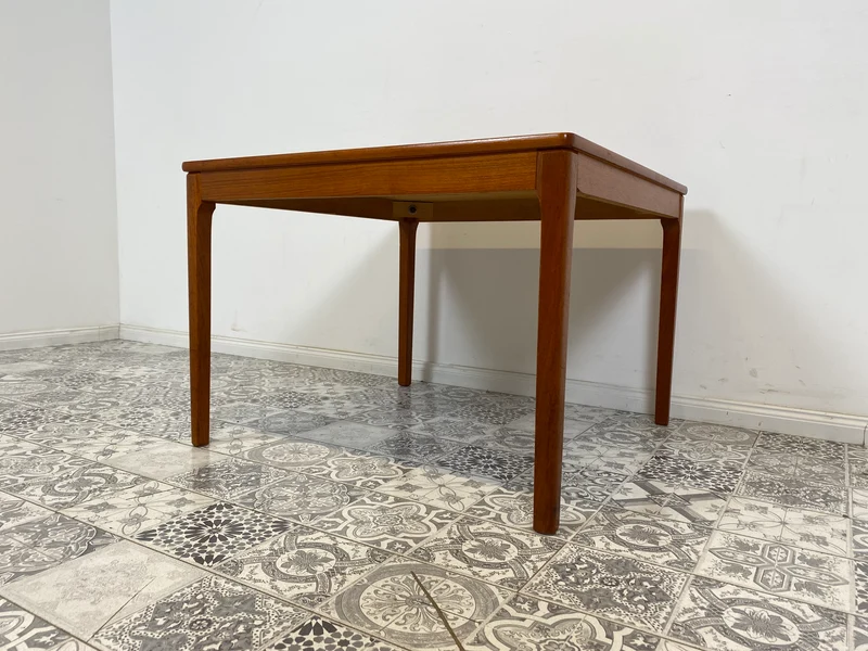 WMK Eleganter und gut erhaltener skandinavischer Mid-Century Couchtisch aus Teak von Alberts Tibro