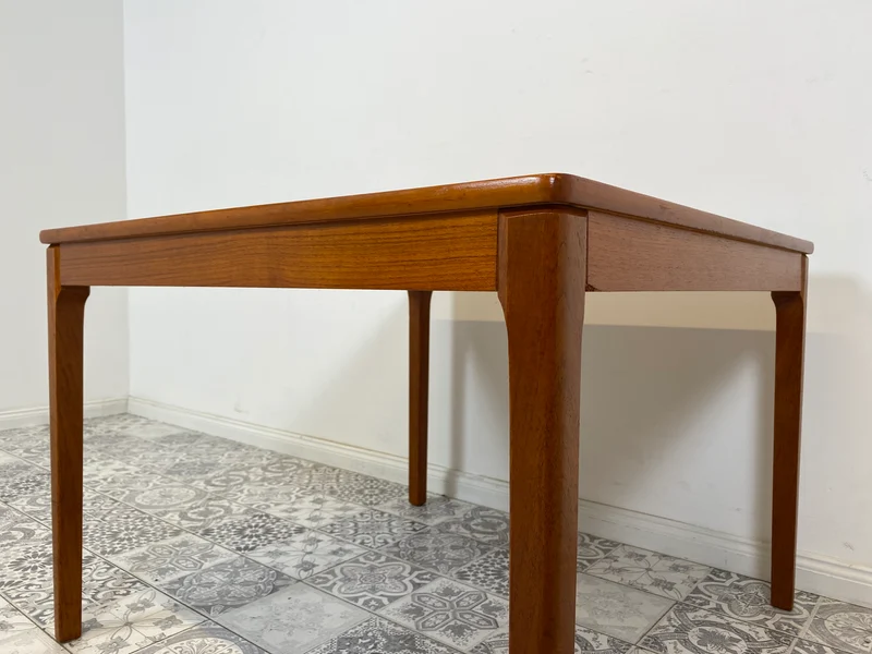 WMK Eleganter und gut erhaltener skandinavischer Mid-Century Couchtisch aus Teak von Alberts Tibro