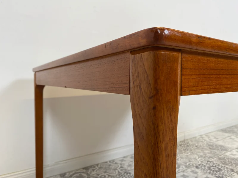 WMK Eleganter und gut erhaltener skandinavischer Mid-Century Couchtisch aus Teak von Alberts Tibro