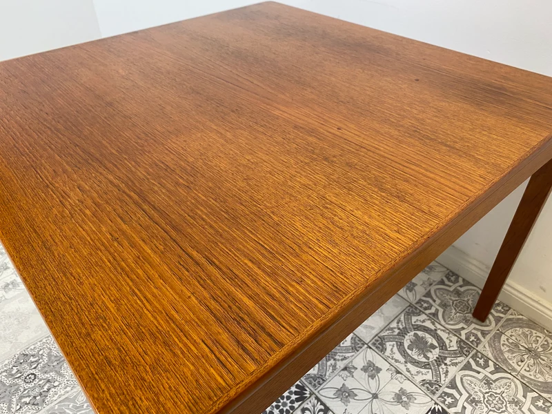 WMK Eleganter und gut erhaltener skandinavischer Mid-Century Couchtisch aus Teak von Alberts Tibro