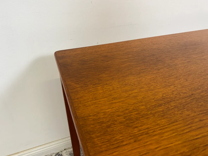 WMK Eleganter und gut erhaltener skandinavischer Mid-Century Couchtisch aus Teak von Alberts Tibro
