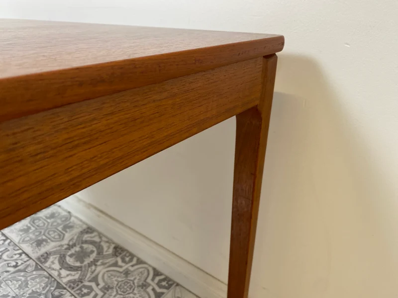 WMK Eleganter und gut erhaltener skandinavischer Mid-Century Couchtisch aus Teak von Alberts Tibro
