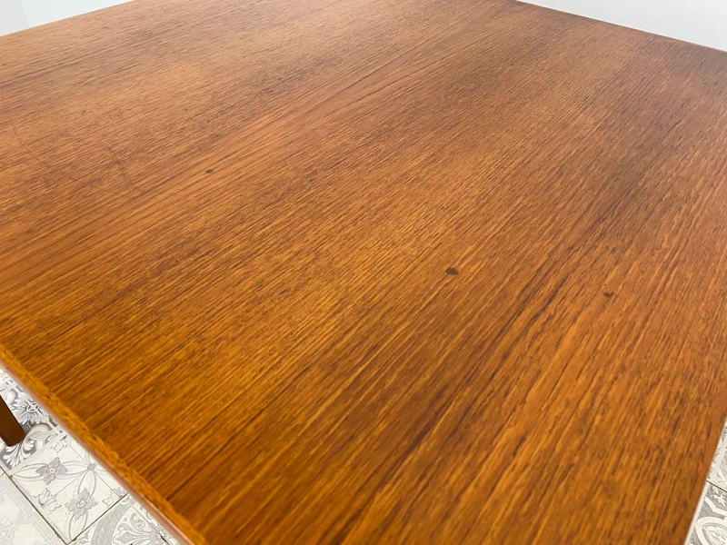 WMK Eleganter und gut erhaltener skandinavischer Mid-Century Couchtisch aus Teak von Alberts Tibro